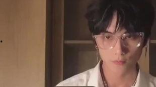 戴眼镜的男人生活照